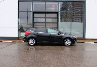 Подержанный автомобиль Ford Focus Hatchback 2012 года (6 фото)