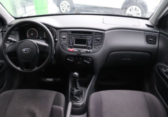 Подержанный автомобиль Kia Rio Sedan 2010 года (14 фото)