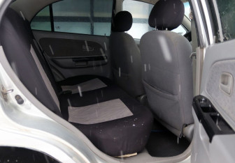 Подержанный автомобиль Kia Rio Sedan 2003 года (12 фото)