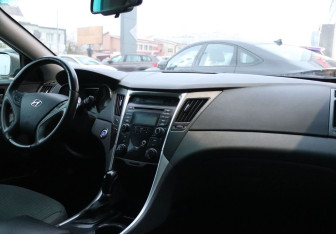 Подержанный автомобиль Hyundai Sonata 2011 года (13 фото)