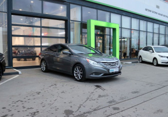 Подержанный автомобиль Hyundai Sonata 2011 года (7 фото)