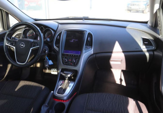 Подержанный автомобиль Opel Astra Sedan 2012 года (13 фото)