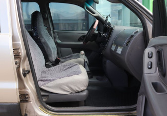 Подержанный автомобиль Ford Escape 2001 года (12 фото)