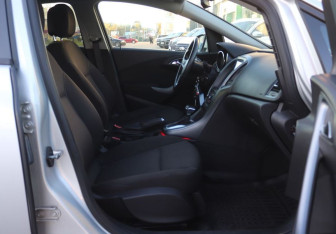 Подержанный автомобиль Opel Astra Sedan 2012 года (12 фото)