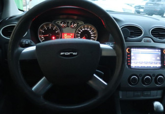 Подержанный автомобиль Ford Focus Hatchback 2009 года (15 фото)