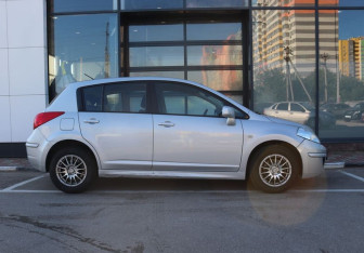 Подержанный автомобиль Nissan Tiida Hatchback 2010 года (6 фото)
