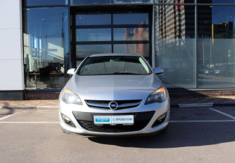 Подержанный автомобиль Opel Astra Sedan 2012 года (8 фото)
