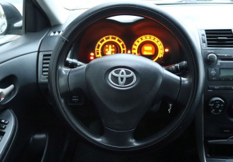 Подержанный автомобиль Toyota Corolla Sedan 2008 года (16 фото)