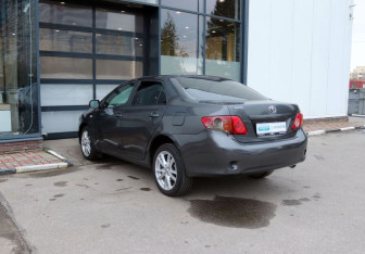 Подержанный автомобиль Toyota Corolla Sedan 2008 года (3 фото)