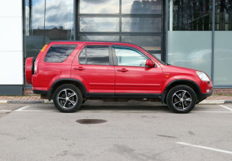 Подержанный автомобиль Honda CR-V 2003 года (8 фото)