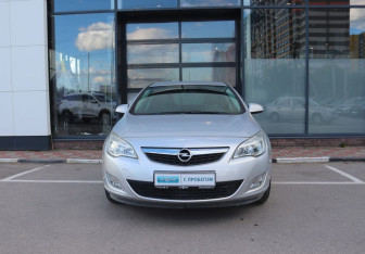 Подержанный автомобиль Opel Astra Hatchback 2011 года (8 фото)