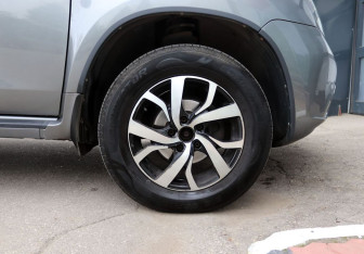 Подержанный автомобиль Nissan Terrano 2014 года (9 фото)