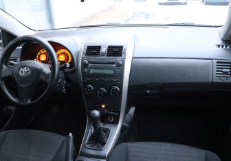 Подержанный автомобиль Toyota Corolla Sedan 2008 года (14 фото)