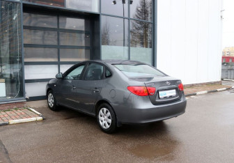 Подержанный автомобиль Hyundai Elantra Sedan 2008 года (3 фото)