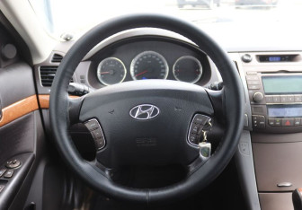 Подержанный автомобиль Hyundai Sonata 2008 года (17 фото)