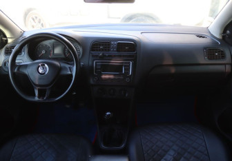 Подержанный автомобиль Volkswagen Polo Sedan 2017 года (14 фото)