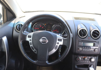 Подержанный автомобиль Nissan Qashqai 2013 года (16 фото)