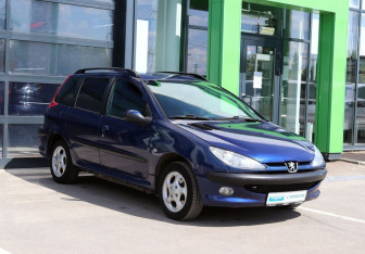 Подержанный автомобиль Peugeot 206 Wagon 2002 года (3 фото)