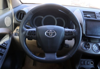 Подержанный автомобиль Toyota RAV4 2011 года (14 фото)