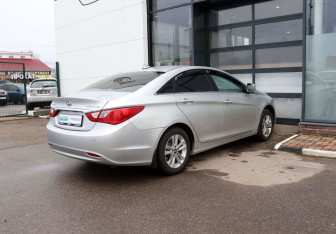 Подержанный автомобиль Hyundai Sonata 2011 года (5 фото)