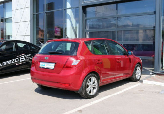 Подержанный автомобиль Kia Ceed Hatchback 2012 года (6 фото)