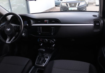 Подержанный автомобиль Kia Rio Hatchback 2020 года (14 фото)
