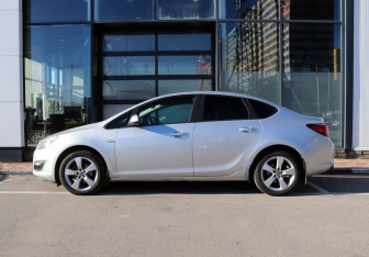 Подержанный автомобиль Opel Astra Sedan 2012 года (2 фото)