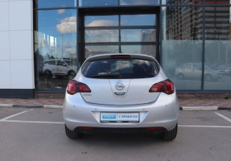 Подержанный автомобиль Opel Astra Hatchback 2011 года (4 фото)