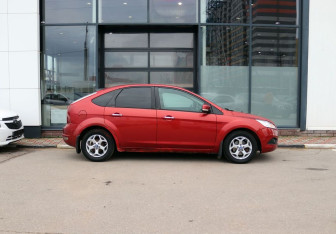 Подержанный автомобиль Ford Focus Hatchback 2009 года (6 фото)