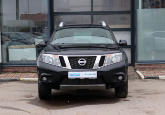 Подержанный автомобиль Nissan Terrano 2014 года (8 фото)