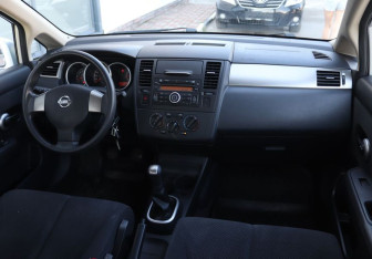 Подержанный автомобиль Nissan Tiida Hatchback 2010 года (14 фото)