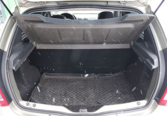 Подержанный автомобиль Renault Sandero 2011 года (10 фото)