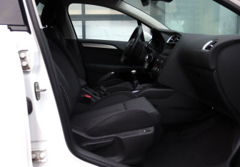 Подержанный автомобиль Citroen C4 Hatchback 2012 года (13 фото)