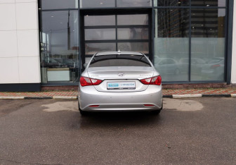Подержанный автомобиль Hyundai Sonata 2011 года (4 фото)