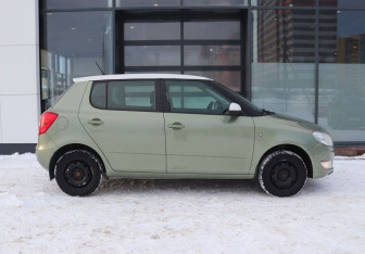 Подержанный автомобиль Skoda Fabia Hatchback 2012 года (6 фото)