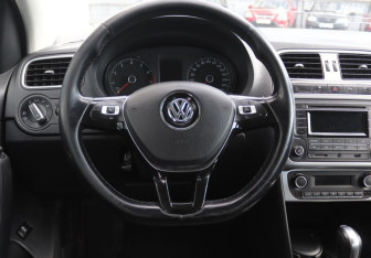 Подержанный автомобиль Volkswagen Polo Sedan 2017 года (13 фото)