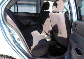 Подержанный автомобиль Mitsubishi Lancer Sedan 2005 года (12 фото)