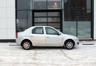 Подержанный автомобиль Renault Logan Sedan 2012 года (6 фото)