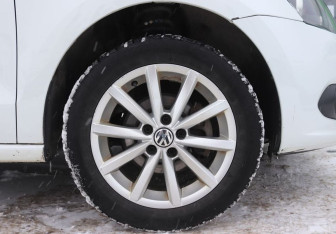 Подержанный автомобиль Volkswagen Polo Sedan 2015 года (9 фото)