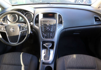 Подержанный автомобиль Opel Astra Sedan 2013 года (15 фото)