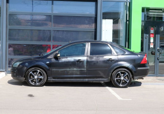 Подержанный автомобиль Ford Focus Sedan 2006 года (8 фото)