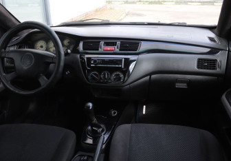 Подержанный автомобиль Mitsubishi Lancer Sedan 2005 года (13 фото)