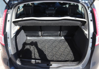 Подержанный автомобиль Renault Scenic 2009 года (10 фото)