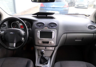 Подержанный автомобиль Ford Focus Hatchback 2010 года (11 фото)