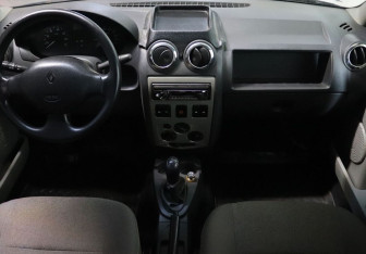 Подержанный автомобиль Renault Logan Sedan 2009 года (15 фото)