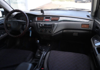 Подержанный автомобиль Mitsubishi Lancer Sedan 2004 года (13 фото)