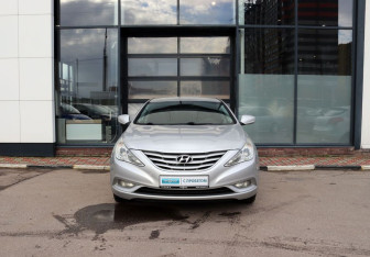 Подержанный автомобиль Hyundai Sonata 2011 года (8 фото)