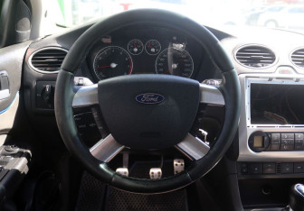 Подержанный автомобиль Ford Focus Sedan 2006 года (13 фото)