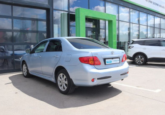 Подержанный автомобиль Toyota Corolla Sedan 2007 года (3 фото)