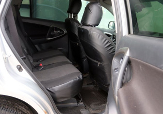 Подержанный автомобиль Toyota RAV4 2011 года (10 фото)